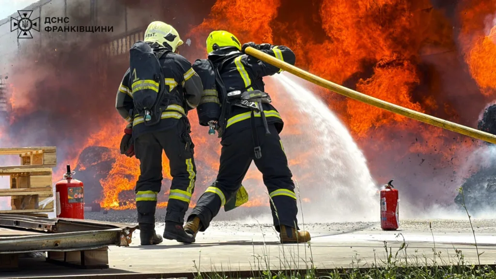 Пожежники гасять вогонь водою під час пожежі