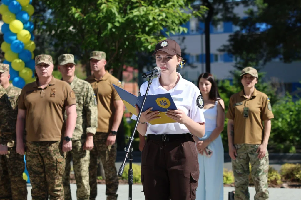 Жінка-поліцейська промовляє на урочистому заході