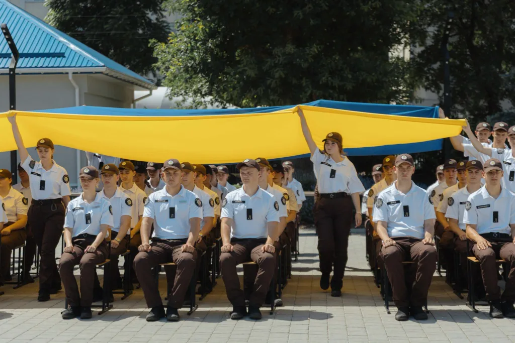 Курсанти тримають великий прапор України