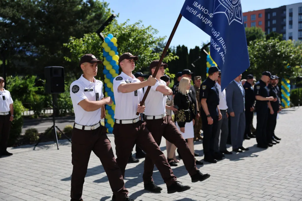 Курсанти ліцею марширують із прапором на церемонії