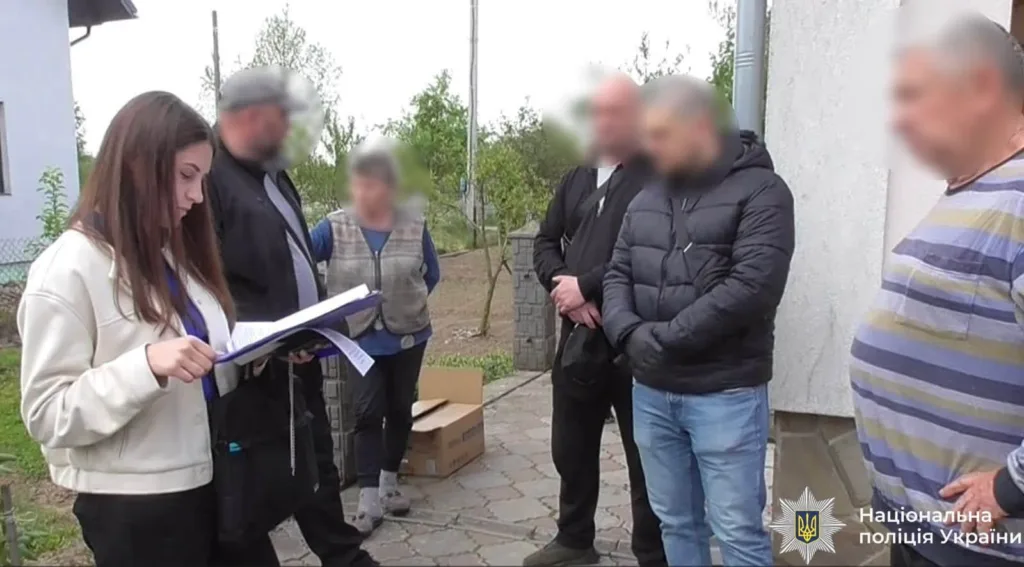 Поліція проводить слідчі дії на подвір’ї