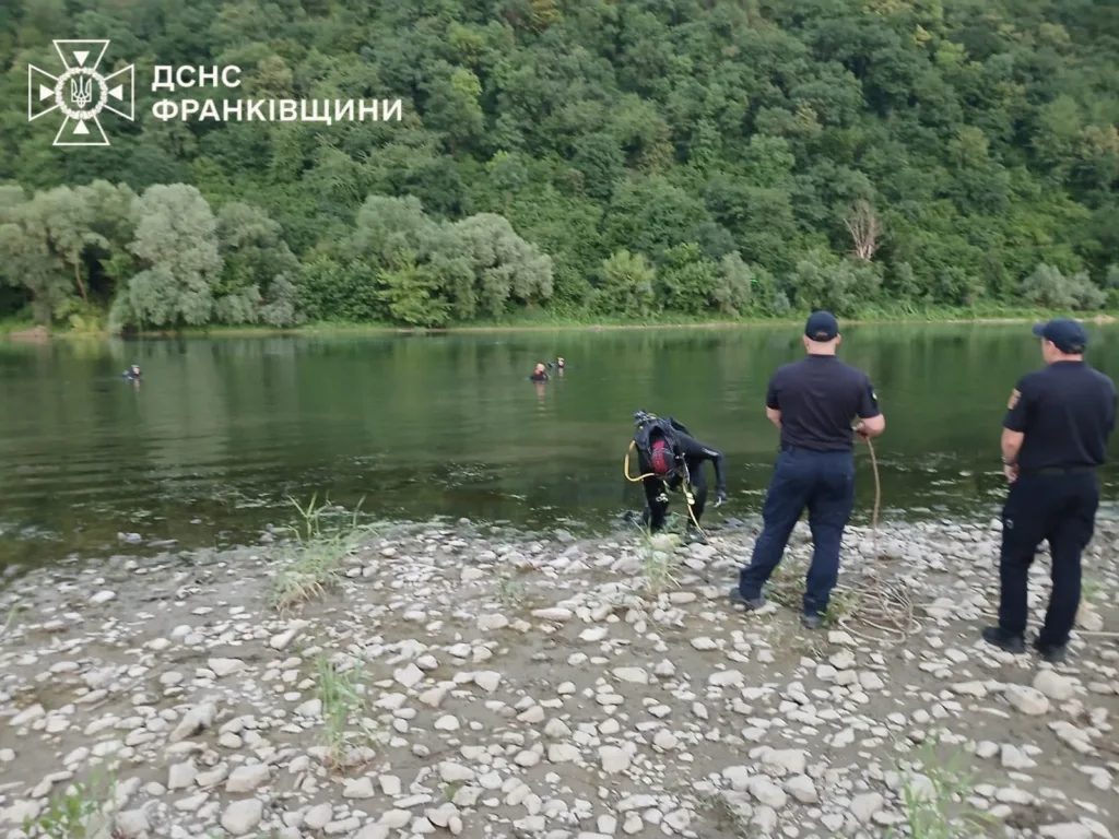 Водолази ДСНС проводять пошуки у річці