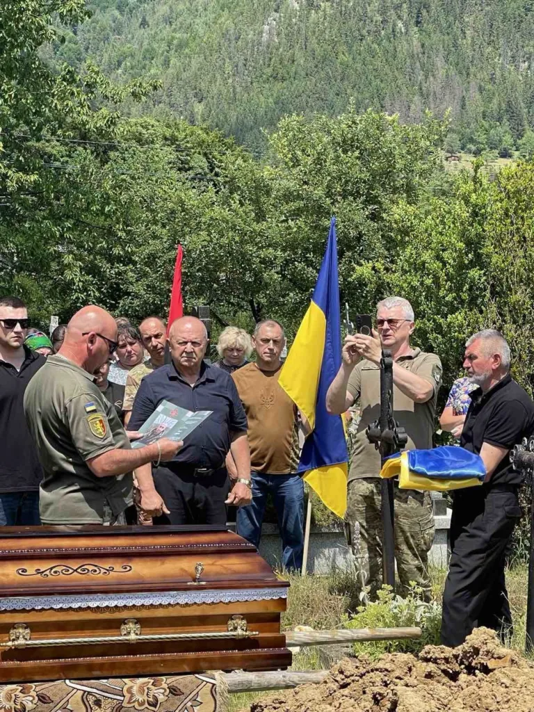 Похоронна церемонія з українським прапором у горах