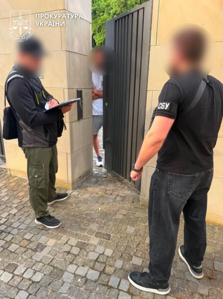 Оперативники СБУ проводять слідчі дії біля будинку