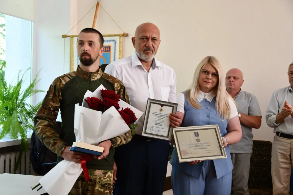 Вручення нагород військовослужбовцю та цивільним у залі