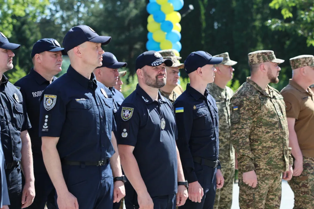 Українські поліцейські та військові на урочистому заході