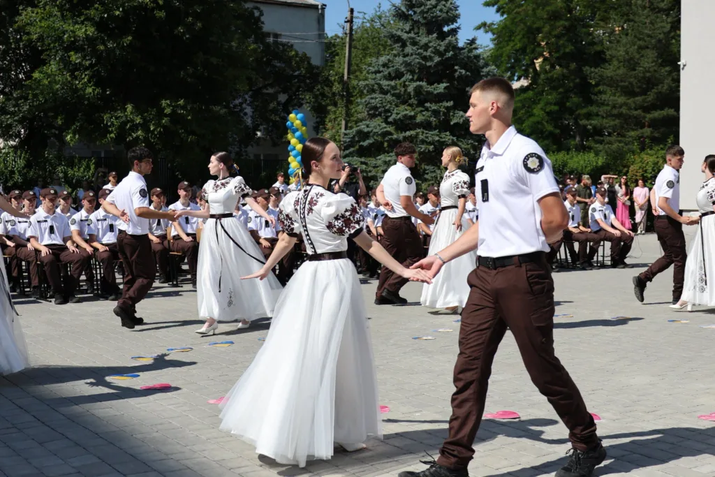Курсанти танцюють на урочистій церемонії на подвір’ї