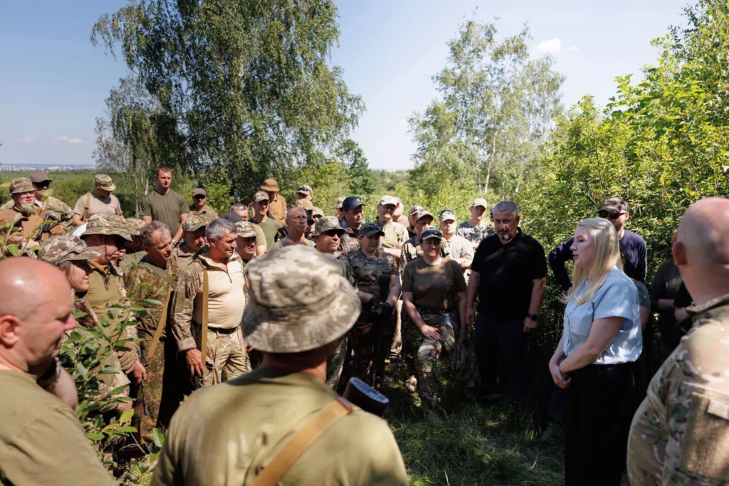 Зустріч військових на природі під час обговорення