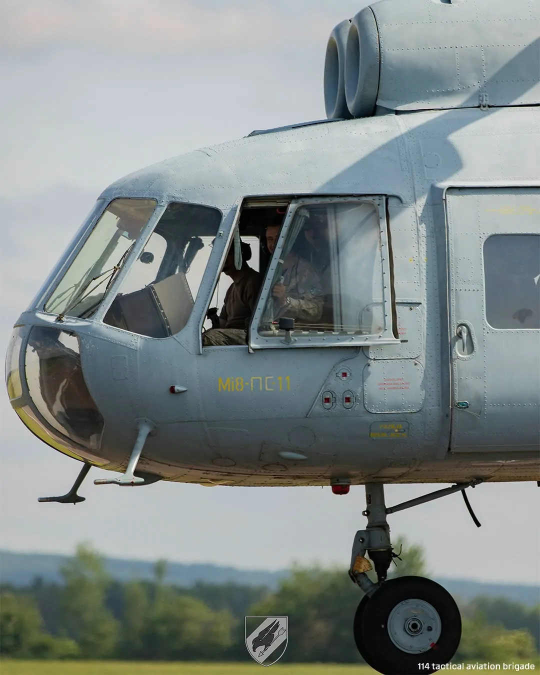 Вертоліт Мі-8 з екіпажем у кабіні