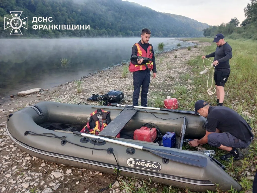 Рятувальники готують човен біля річки Карпати