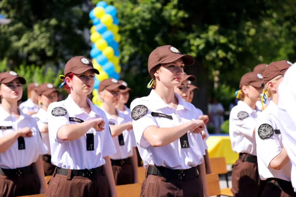 Кадети присягають на церемонії на відкритому повітрі