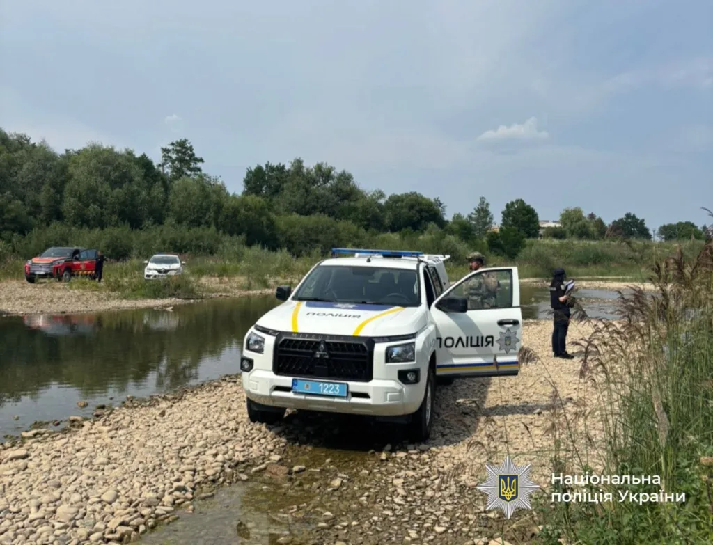 Поліція України біля річки під час перевірки