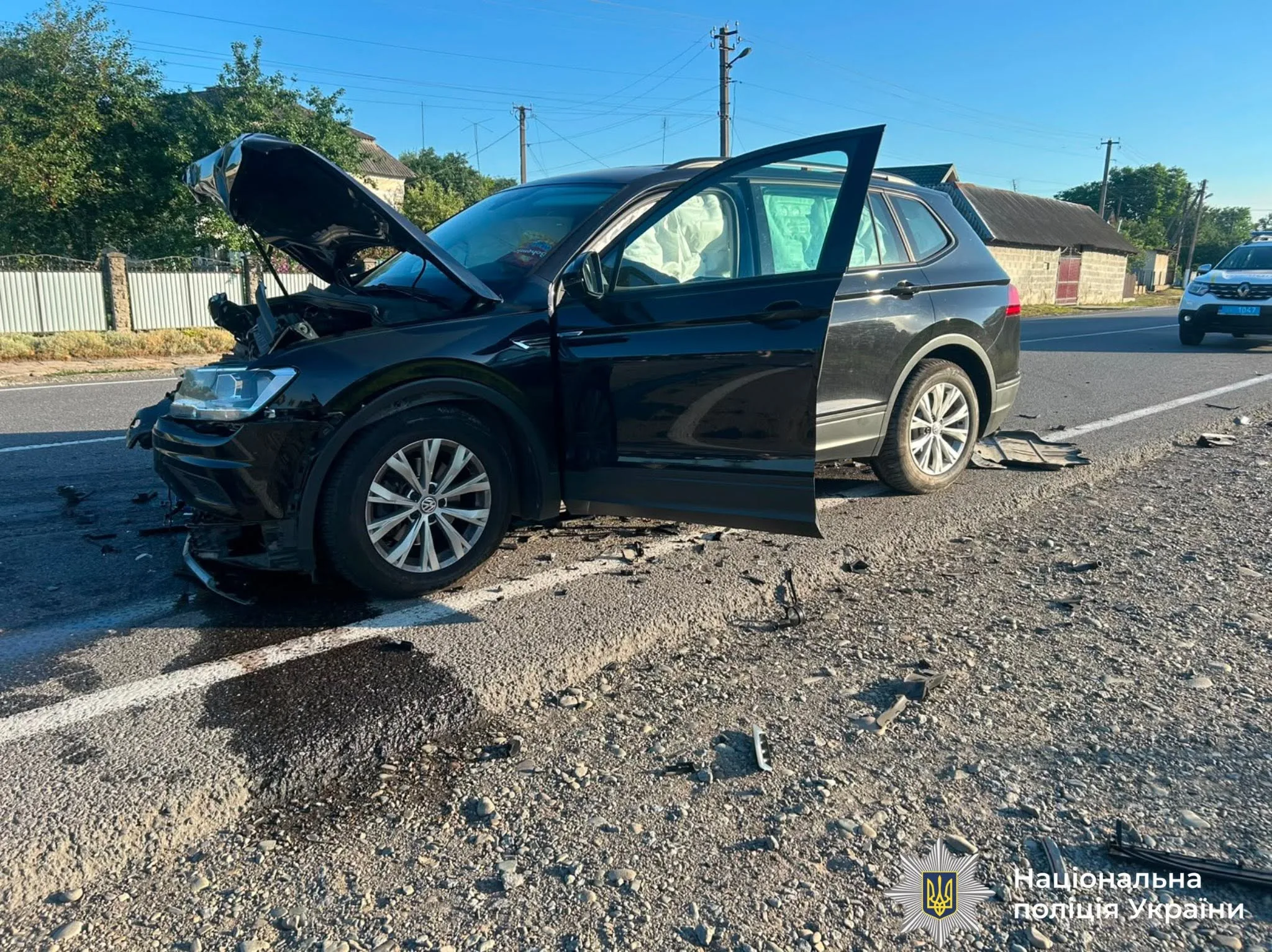 Дорожня аварія чорного автомобіля на трасі