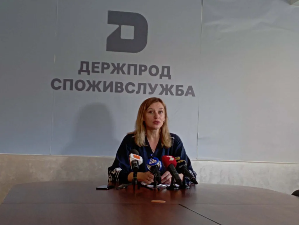 Жінка проводить пресконференцію у Держпродспоживслужбі