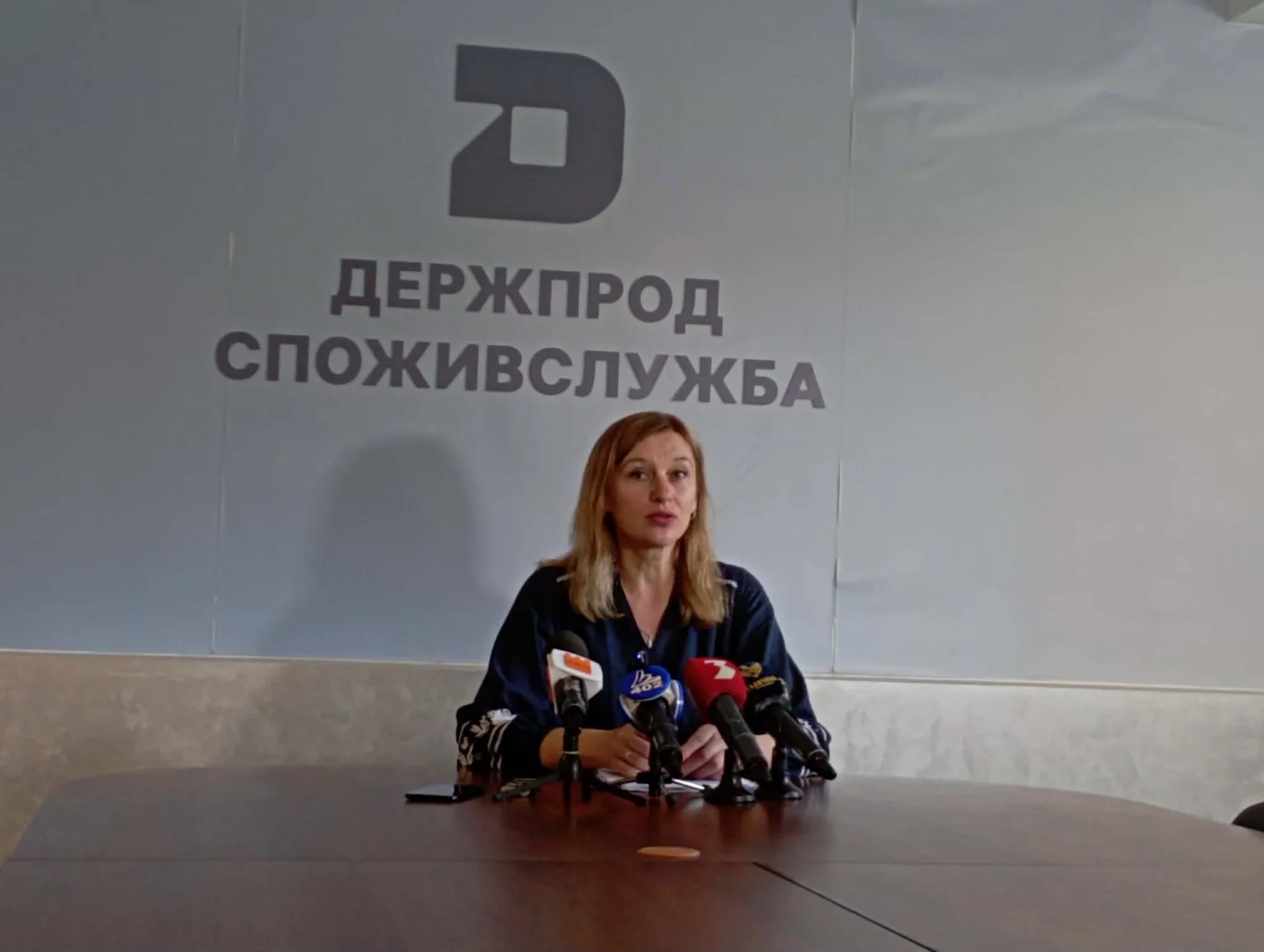 Жінка проводить пресконференцію у Держпродспоживслужбі