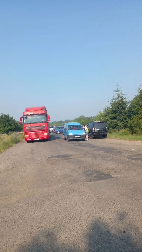 Вантажівка та автомобілі на сільській дорозі
