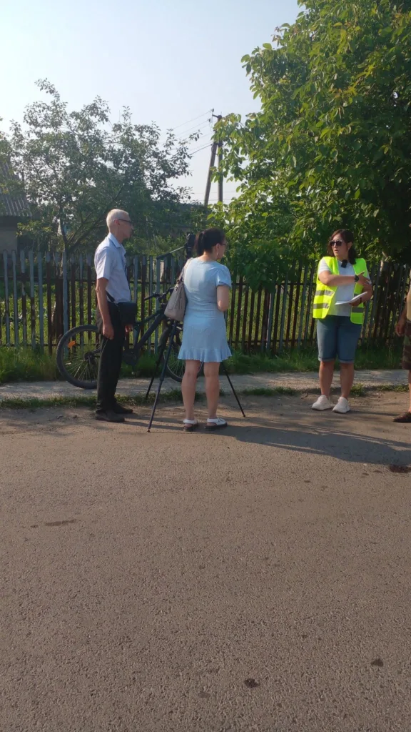 Люди спілкуються на вулиці біля паркану