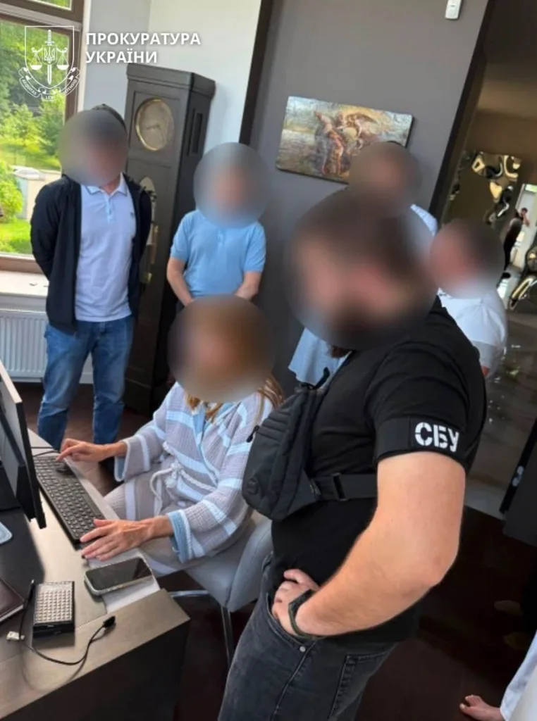 Співробітники СБУ проводять обшук у приміщенні