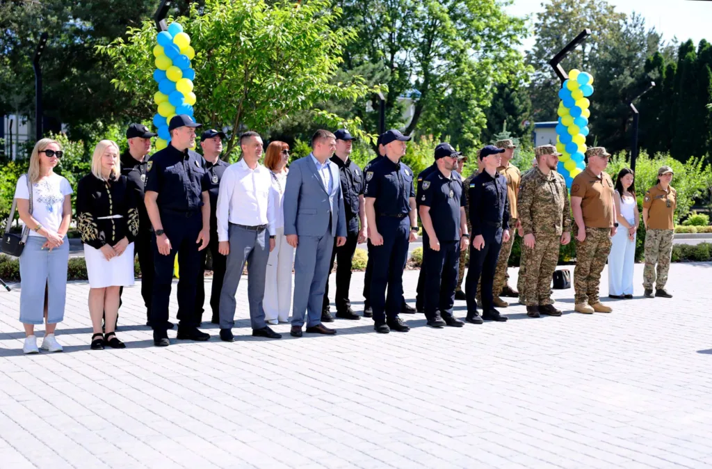Люди у формі на урочистому заході на вулиці