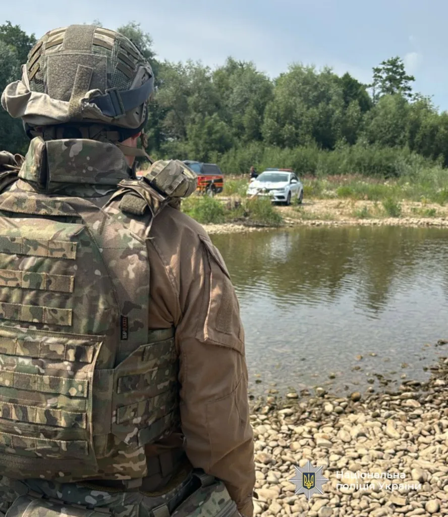Поліцейський у камуфляжі біля річки
