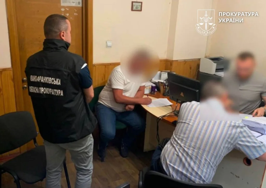 Працівники прокуратури проводять слідчі дії в офісі
