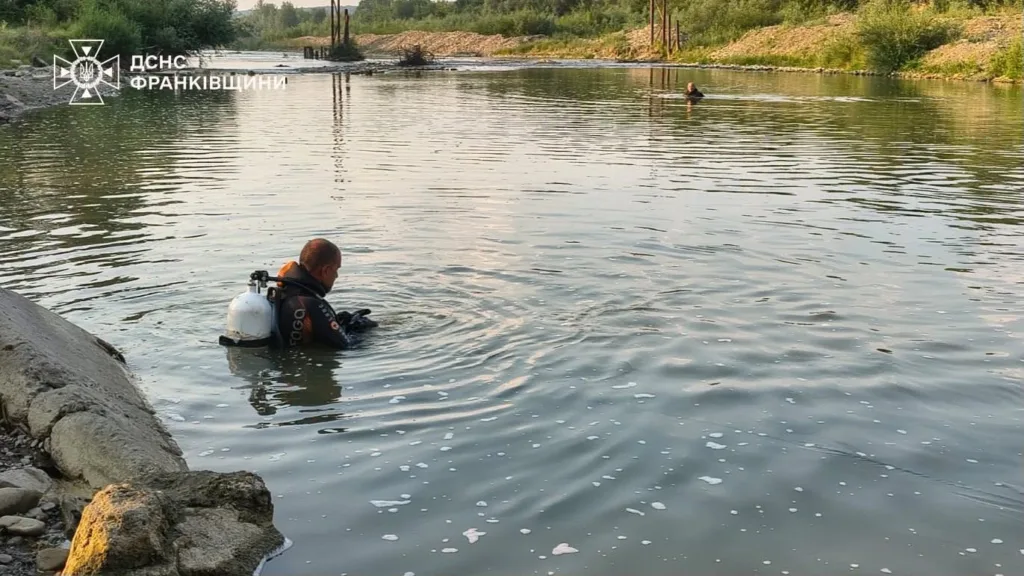 Водолаз проводить пошукові роботи у річці