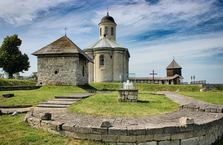 Старовинна кам'яна церква на зеленому пагорбі