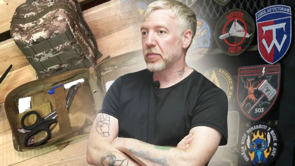 Чоловік біля військового набору та патчів