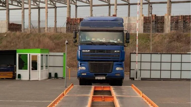 Синя вантажівка DAF на промисловій території
