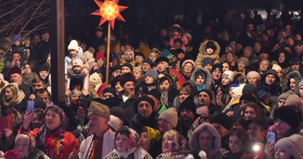 Святкування Різдва на вулиці з великою зіркою