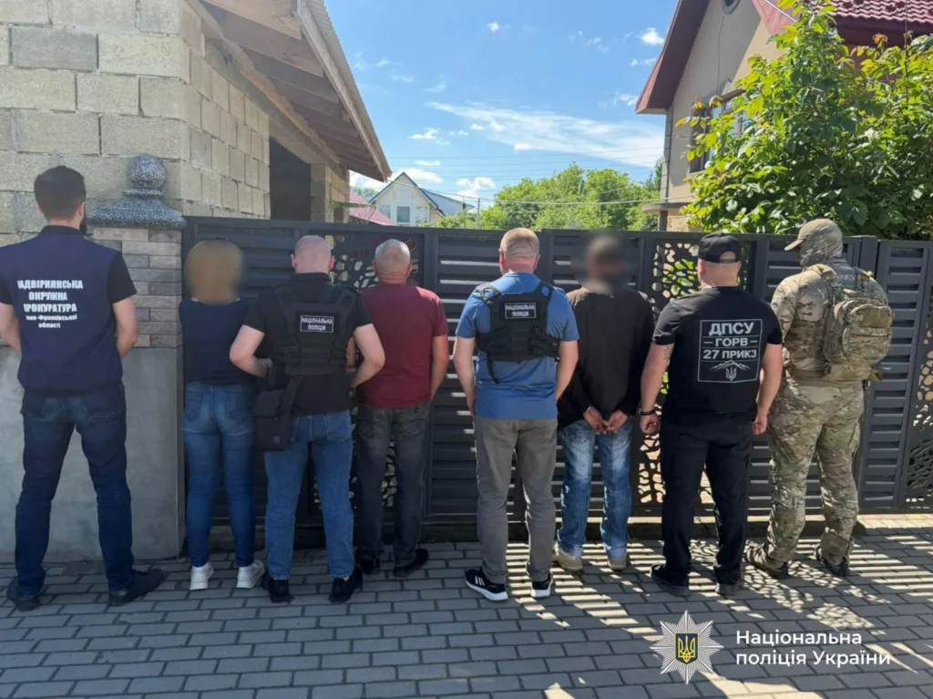Поліція затримує підозрюваних біля приватного будинку