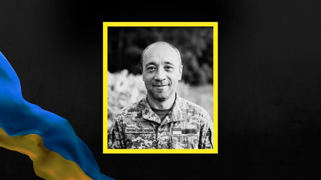 Український військовий у піксельній формі посміхається