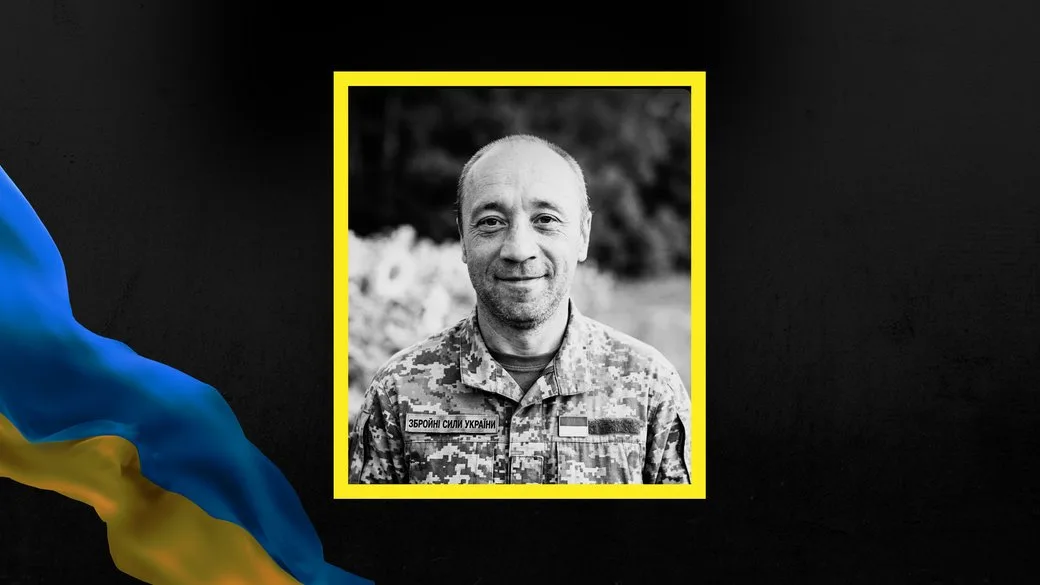 Український військовий у піксельній формі посміхається