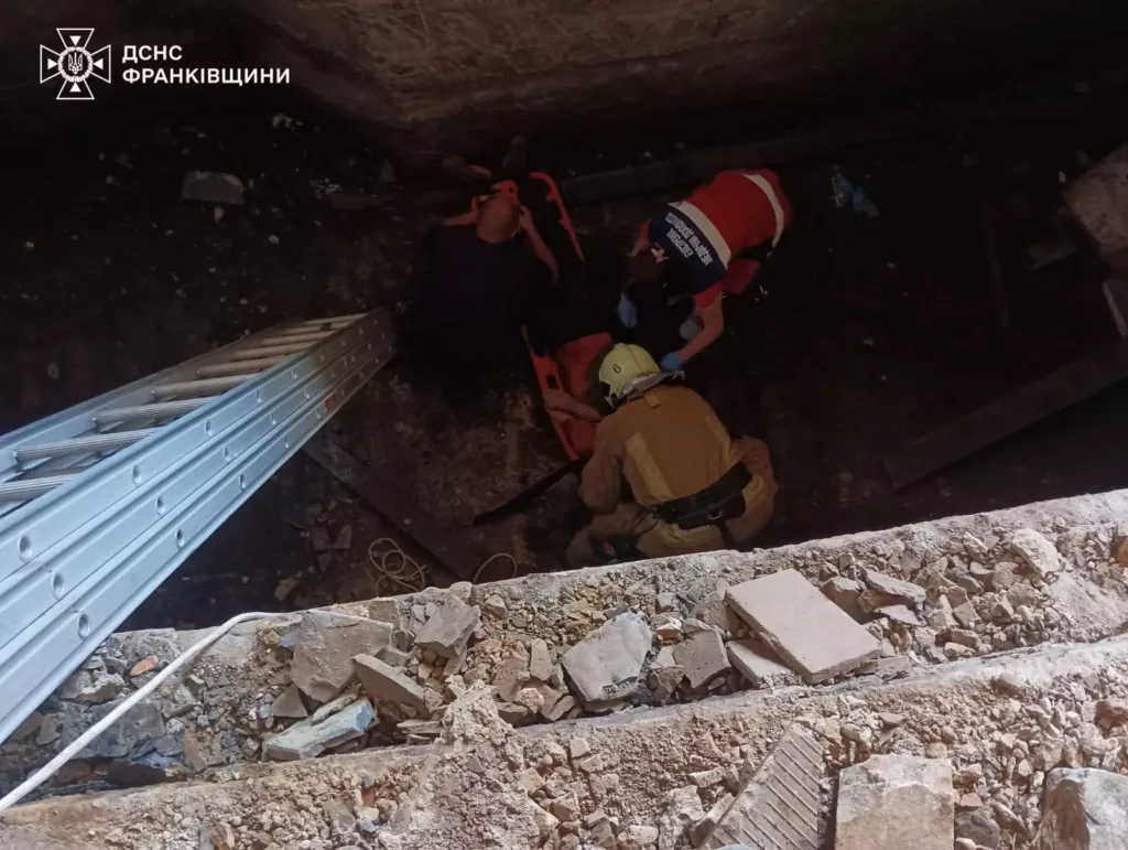 Рятувальна операція у глибокій ямі