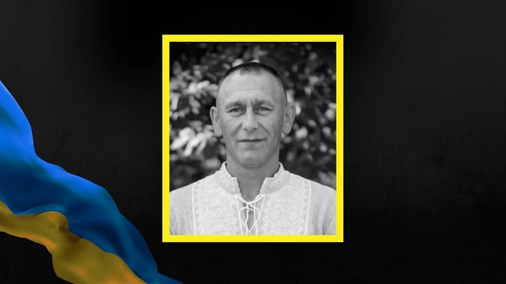 Портрет чоловіка у вишиванці на чорному тлі