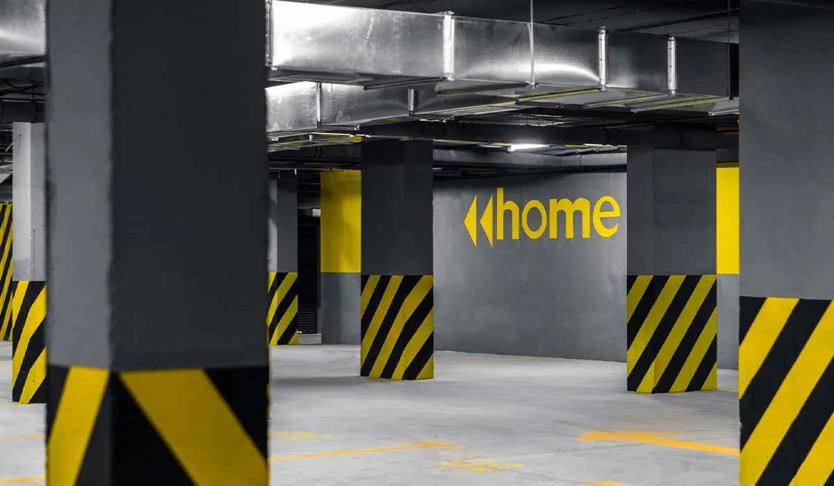 Підземний паркінг із написом home на стіні