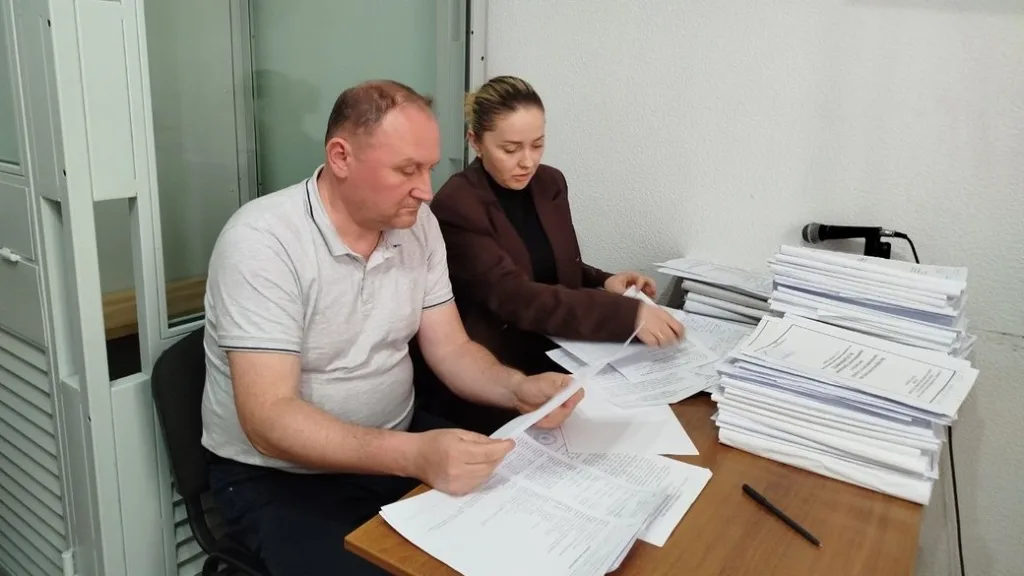 Двоє людей працюють з документами в офісі