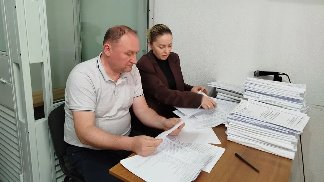 Двоє людей працюють з документами в офісі
