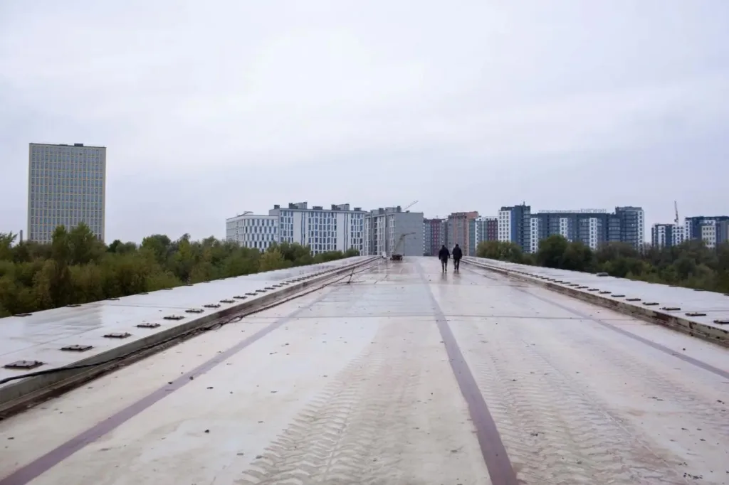Незавершений міст перед сучасними багатоповерхівками
