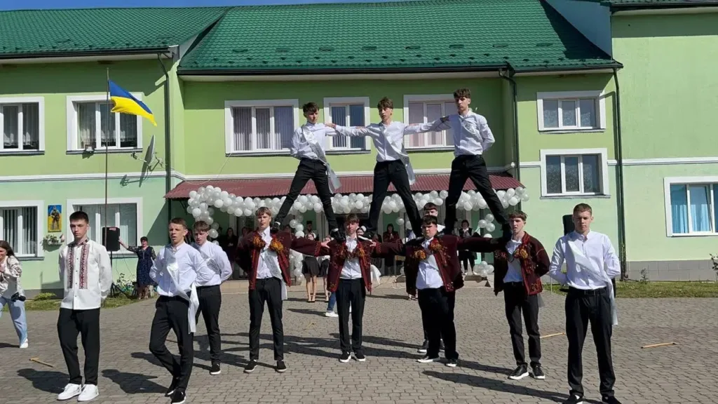 Учні виконують акробатичний номер перед школою