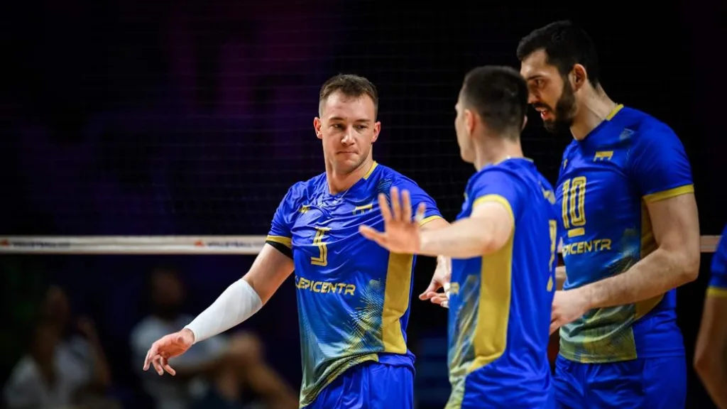 Українські волейболісти святкують очко під час матчу