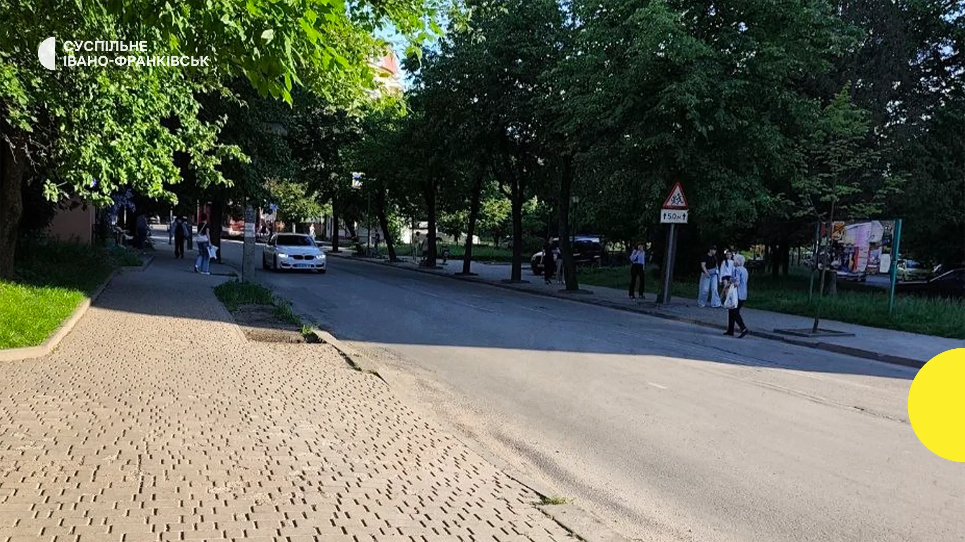 Вулиця Івано-Франківська з пішоходами та деревами