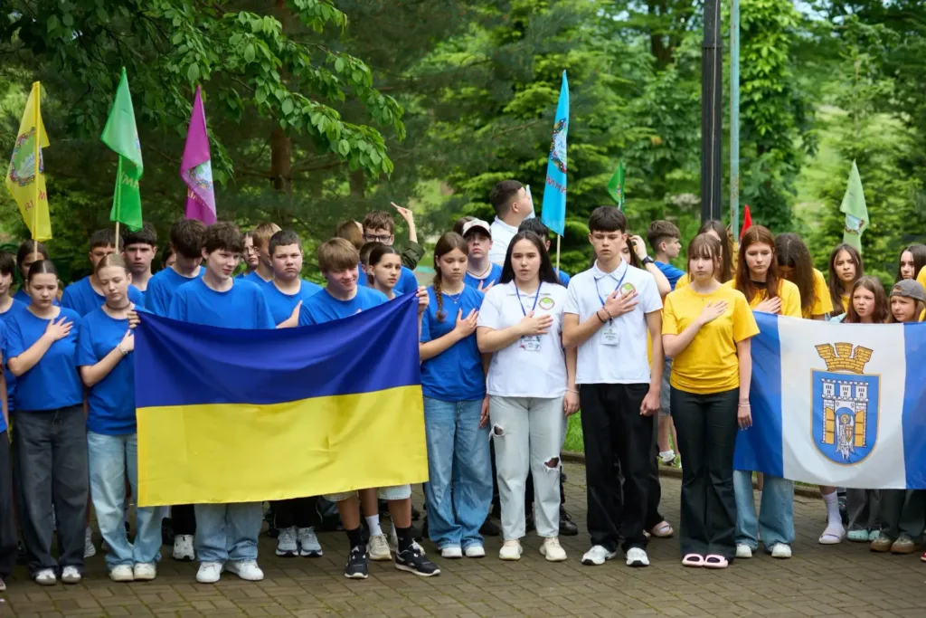 Учні тримають прапори України під час церемонії