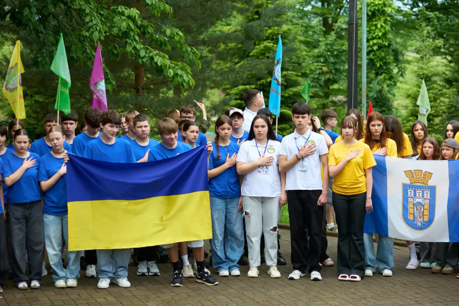Учні тримають прапори України під час церемонії