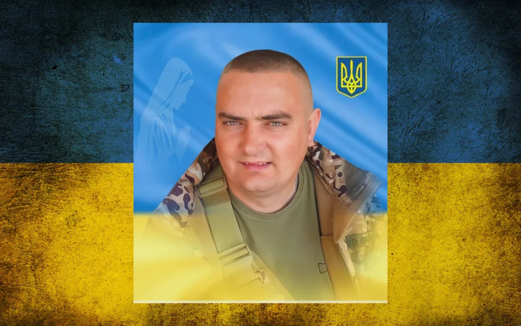 Український військовий на тлі прапора України