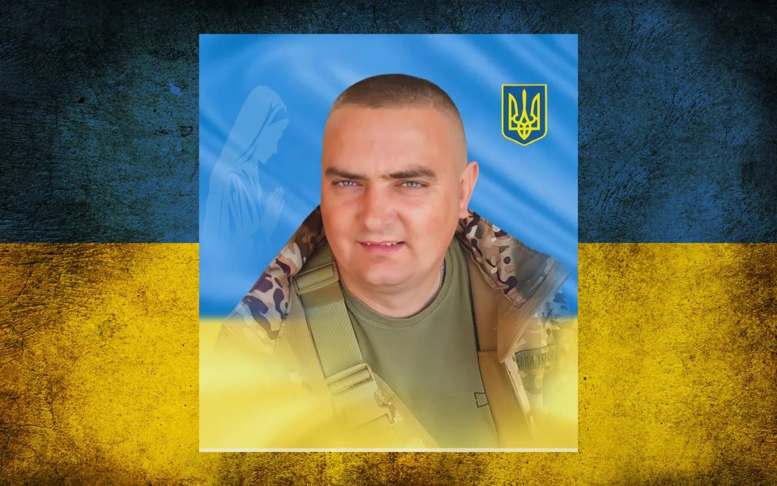 Український військовий на тлі прапора України