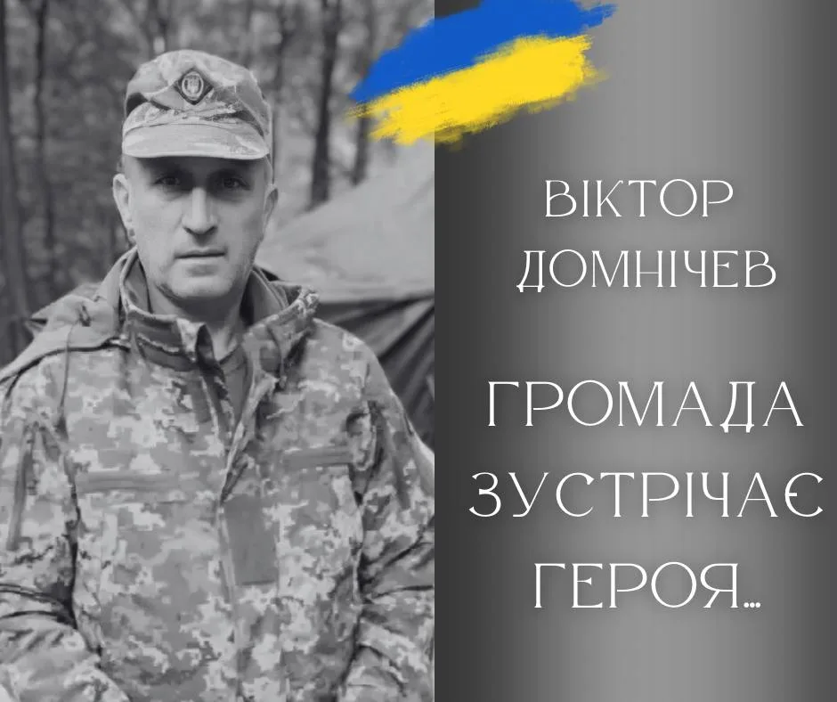 Військовий у камуфляжі перед наметом у лісі