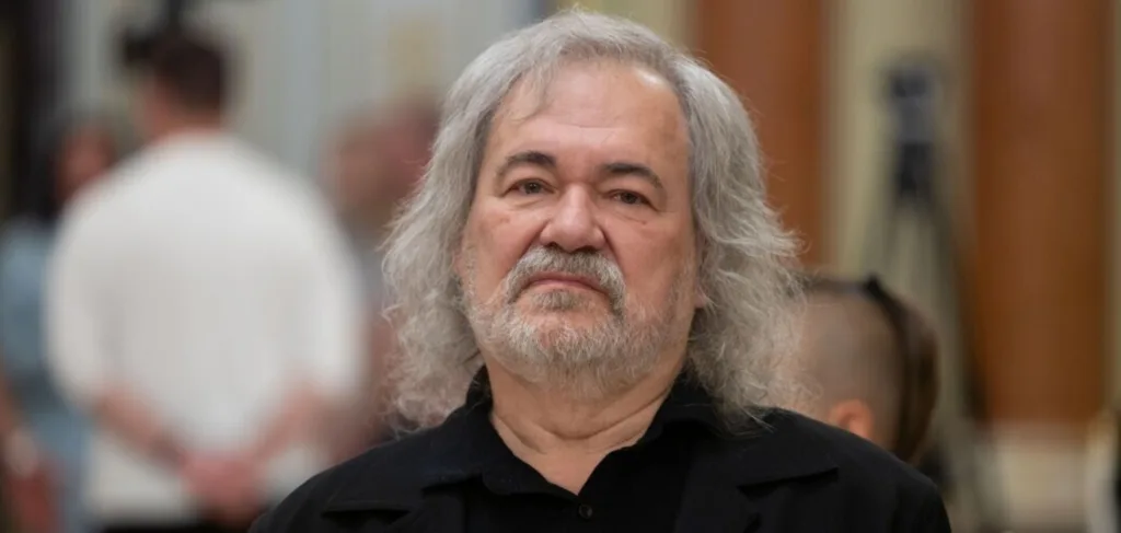 Сивочолий чоловік у чорній сорочці