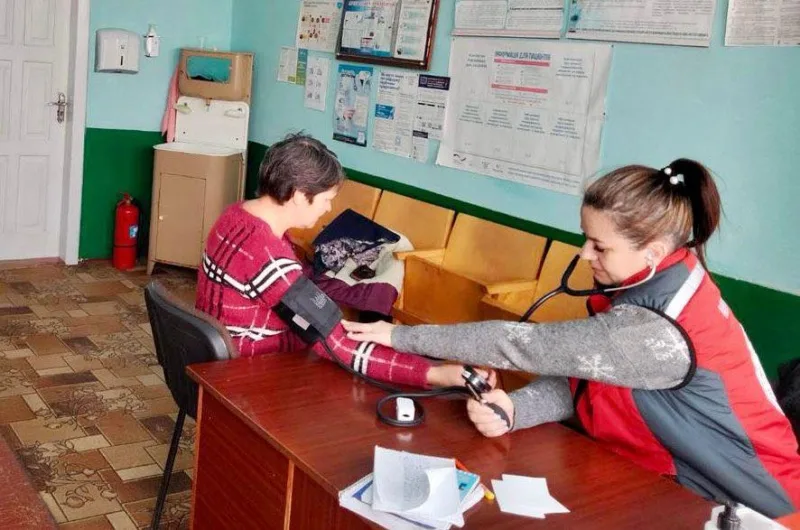 Медсестра вимірює тиск пацієнтці в клініці