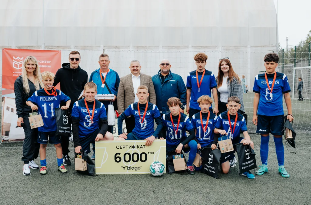 Команда футболістів отримує сертифікат на 6000 гривень